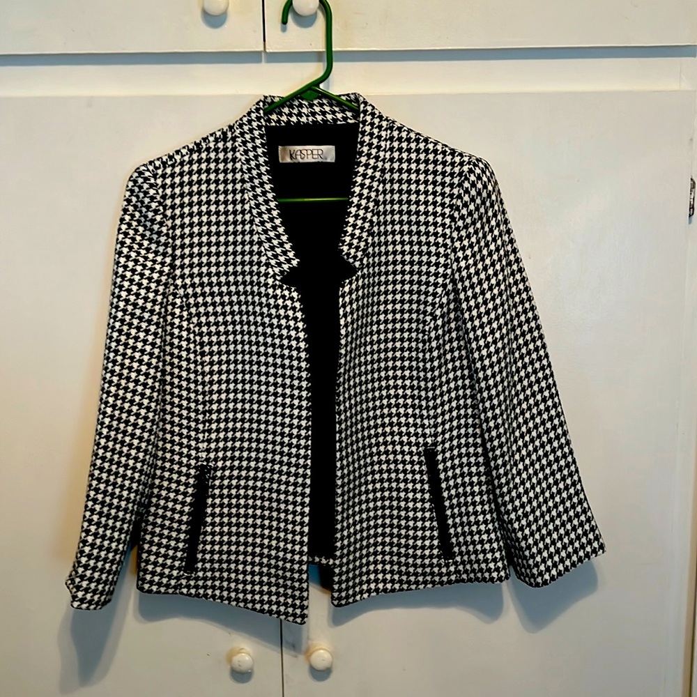 Women’s Houndstooth Blazer. Size 6. Excellent condition. Made by Kasper.